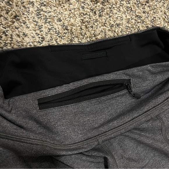 Lululemon Gray and Black cropped leggings  Leggings size 6 in like new condition - Picture 8 of 8